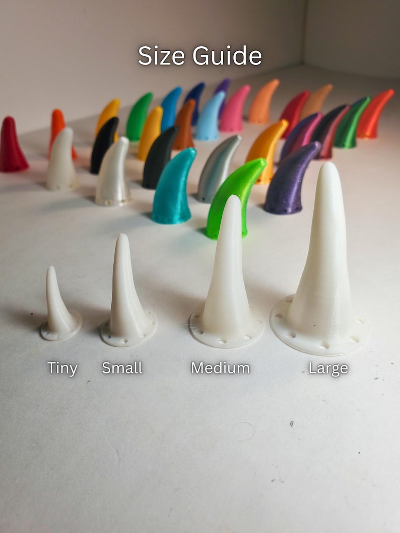 Op de afbeelding: Een maattabel toont diverse kleurrijke, hoornvormige objecten. De tekst "Size Guide" staat bovenaan. Vier witte hoornvormige objecten zijn gelabeld met "Tiny", "Small", "Medium" en "Large". De achtergrond toont rijen kleurrijke hoorns.