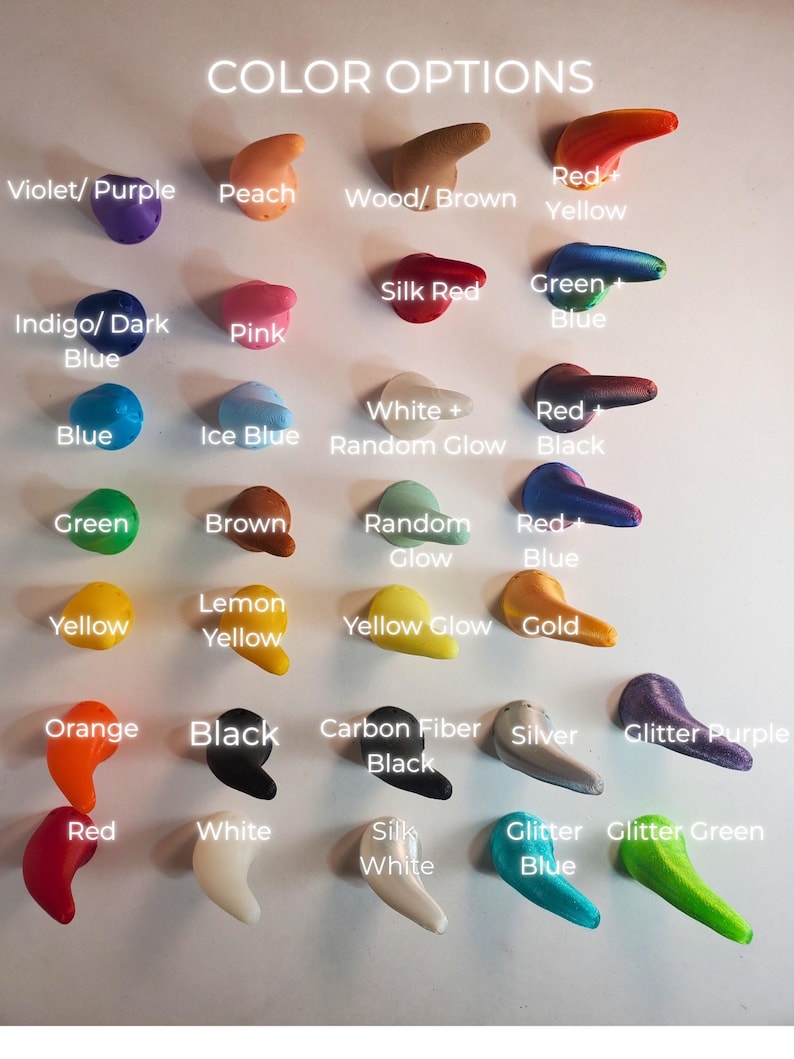 Op de afbeelding: Een display van kleine, gebogen objecten in verschillende kleuren, waaronder violet, perzik en houtbruin. De tekst "COLOR OPTIONS" staat bovenaan. Andere kleuren zijn rood, geel, blauw, groen en zwart. De objecten zijn gerangschikt in rijen en kolommen.