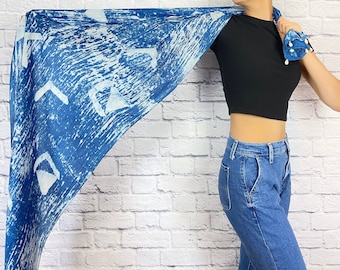 Handbedruckter Seidenschal, Blaue Batik Stola mit Quasten