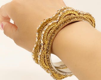 Conjunto de brazaletes nupciales indios, joyería de oro con circonitas lacadas, hecho a mano en Jaipur.
