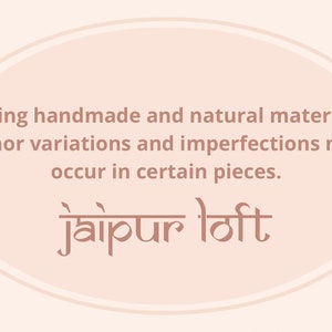 Może przedstawiać: Beżowy owal z podw&oacute;jną obw&oacute;dką. Tekst wewnątrz brzmi: "Being handmade and natural material minor variations and imperfections may occur in certain pieces. jaipur loft"