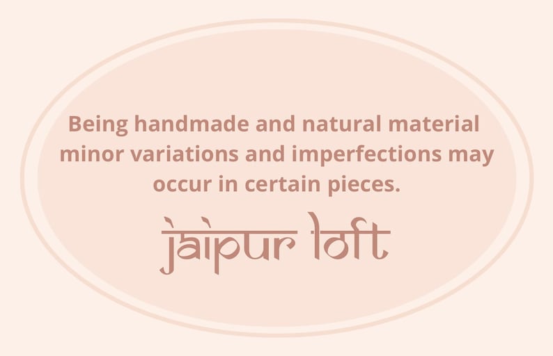 Może przedstawiać: Beżowy owal z podw&oacute;jną obw&oacute;dką. Tekst wewnątrz brzmi: "Being handmade and natural material minor variations and imperfections may occur in certain pieces. jaipur loft"