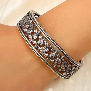 Pulseira de prata esterlina feita à mão, joias indianas, pulseira de punho vintage, pulseira esculpida à mão, presente exclusivo para ela, pulseira boho Kada
