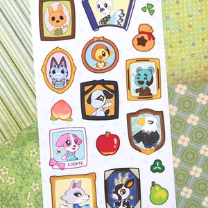 Peut inclure: Une feuille d'autocollants colorés représentant divers personnages d'animaux de dessins animés dans des portraits encadrés. Les autocollants comprennent une variété d'animaux, tels qu'un lapin, un chat, un chien et un aigle, avec une pêche, une pomme et une poire. Le fond est un mélange de motifs verts et blancs.