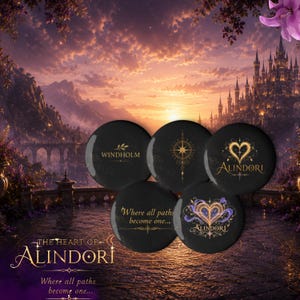 Könnte beinhalten: Fünf runde schwarze Anstecknadeln mit goldenen und violetten Motiven. Die Anstecknadeln zeigen den Text Windholm, Alindori und Where all paths become one sowie eine Kompassrose und Herzmotive. Der Text The Heart of Alindori ist ebenfalls sichtbar.