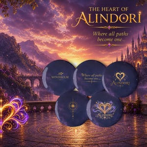 Könnte beinhalten: Fünf kreisförmige dunkelviolette Anstecknadeln mit goldenen Designs und Text. Die Anstecknadeln zeigen den Text THE HEART OF ALINDORI, Where all paths become one, WINDHOLM und ALINDORI sowie Abbildungen eines Herzens, eines Kompasses und floraler Motive.