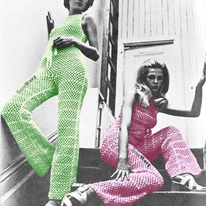 Op de afbeelding: Twee vrouwen dragen gehaakte jumpsuits. De vrouw links draagt een groene jumpsuit en de vrouw rechts draagt een roze jumpsuit. Beide jumpsuits hebben een geometrisch patroon.