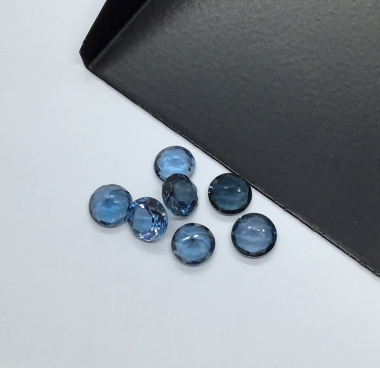 AAA ロンドンブルートパーズ 宝石: ラウンドファセットルースストーン