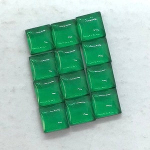Op de afbeelding: Twaalf vierkante, smaragdgroene glazen tegels met afgeronde randen en een glanzende afwerking. De tegels zijn gerangschikt in een rechthoekig patroon. Perfect voor mozaïekprojecten of decoratieve ambachten.