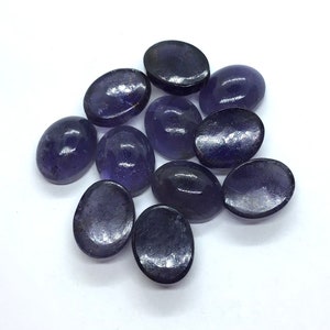 Peut inclure: Dix pierres précieuses ovales de couleur violette. Les pierres sont lisses et ont un léger éclat.