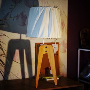 Lámpara de mesa con trípode - Iluminación moderna danesa - Lámpara de diseño única - Lámpara de mesa danesa - Lámpara de mesa de madera - Productos del Reino Unido - Hygge Light