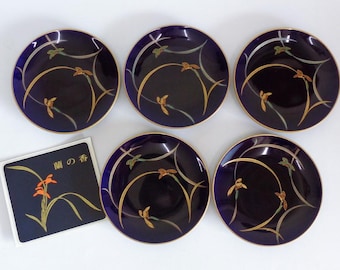¡PRECIO INCREÍBLE! Juego de 5 platos de té y postre azul cobalto. Estampado floral. Porcelana Koransha japonesa vintage de alta calidad. Documento n.° JI2.