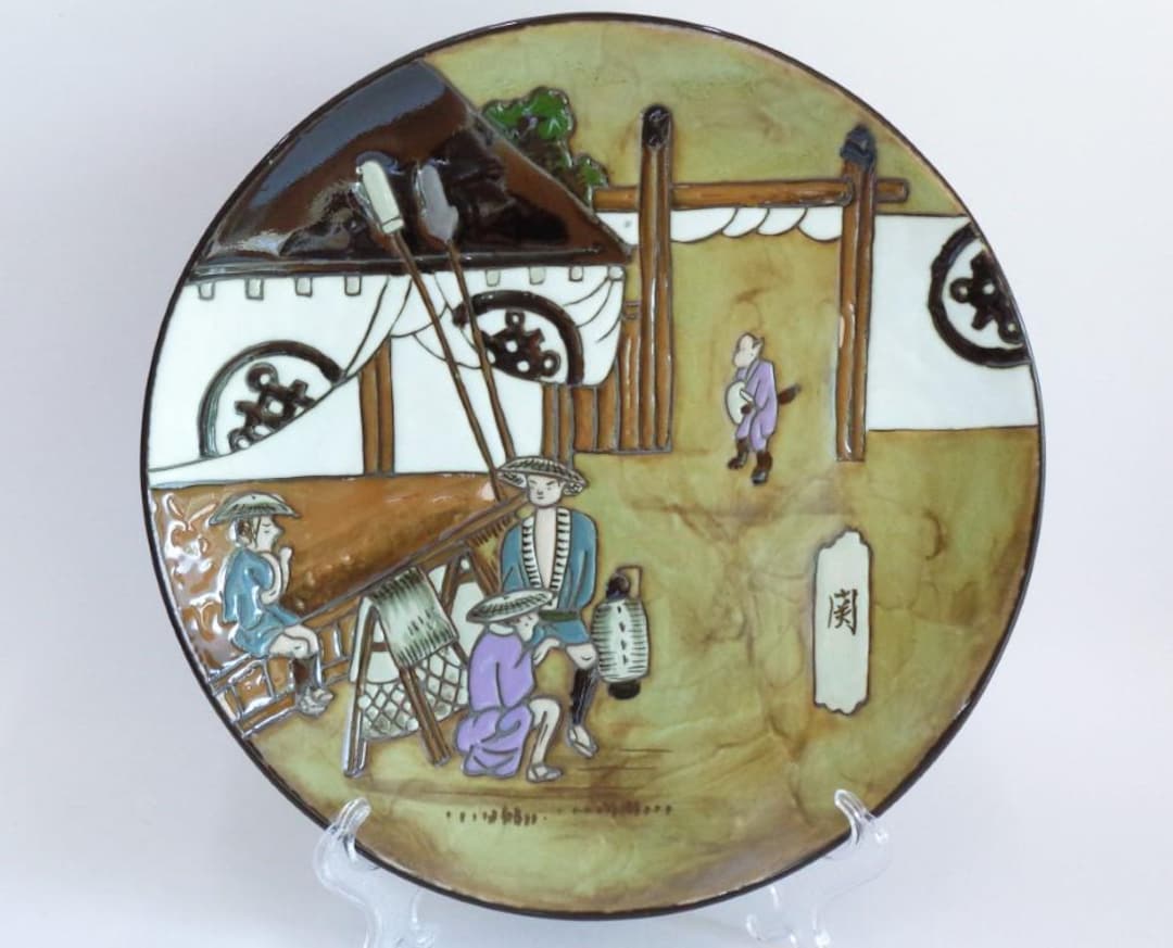 装飾壁掛け皿「古代木版画」日本製伊万里焼 手描き磁器 サイン入り