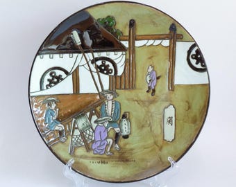 装飾壁掛け皿「古代木版画」日本製伊万里焼 手描き磁器 サイン入り
