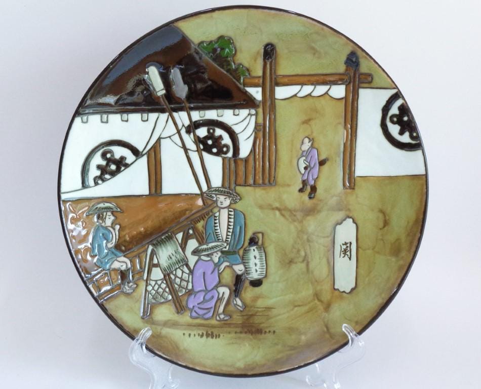 装飾壁掛け皿「古代木版画」日本製伊万里焼 手描き磁器 サイン入り