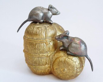 米俵に座っているネズミまたはマウスの幸運のお守りOklmono装飾、日本