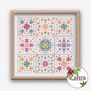 Może przedstawiać: Wzór do haftu krzyżykowego z dziewięcioma kwadratami z kwiatowymi wzorami w odcieniach różowego, niebieskiego i zielonego. Kwadraty są ułożone w siatkę 3x3 i są oprawione w jasną drewnianą ramę.