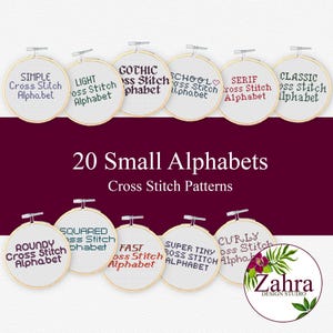 Op de afbeelding: Elf houten borduurringen met witte stof en diverse kruissteek alfabetpatronen in verschillende lettertypes en kleuren. De tekst 20 Small Alphabets Cross Stitch Patterns staat in het midden. Een rond logo van Zahra Design Studio is zichtbaar.