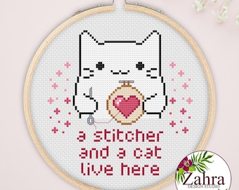 Patrón de punto de cruz "Aquí viven una costurera y un gato" - Diseño de bordado (Descarga en PDF)
