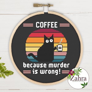 Puede incluir: Patrón de punto de cruz con un gato negro con una taza de café frente a una puesta de sol retro con el texto "COFFEE because murder is wrong!"