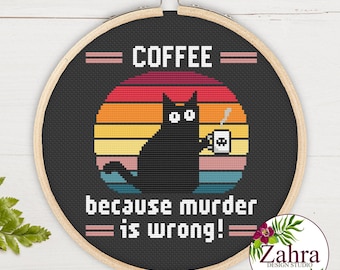 Puede incluir: Un bordado de punto de cruz en un bastidor de madera redondo con un gato negro sosteniendo una taza de café blanca sobre un fondo de atardecer retro. El texto dice COFFEE because murder is wrong! con líneas rosas horizontales.