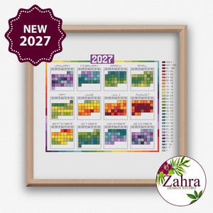 Könnte beinhalten: Ein gerahmtes Kreuzstichmuster für einen 2027 Jahr-in-Pixeln-Kalender. Das Design zeigt zwölf Monatsraster mit Tagen, die durch farbige Quadrate dargestellt sind, eine numerische Farblegende auf der rechten Seite und ein lila NEW 2027 Abzeichen.