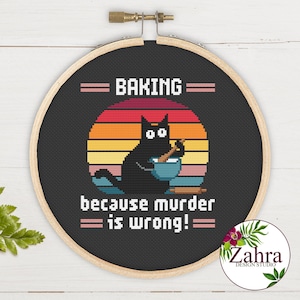 Puede incluir: Un gato negro con ojos grandes está horneando en un tazón azul con una cuchara de madera. El gato está frente a una puesta de sol retro con un texto superpuesto que dice "Baking because murder is wrong!"