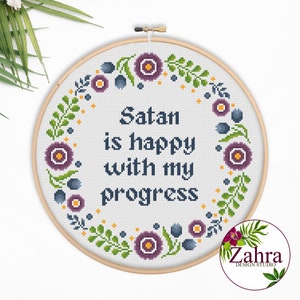 Peut inclure: Modèle de point de croix avec une couronne de fleurs et le texte "Satan est heureux de mes progrès".