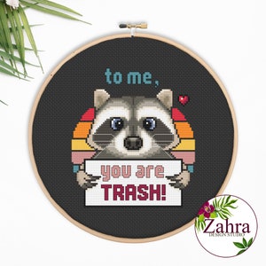 Patrón de punto de cruz sarcástico: Mapache, eres basura (Descarga PDF)