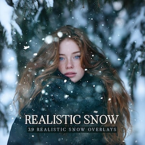 Op de afbeelding: Een digitaal product met 39 realistische sneeuw-overlays, weergegeven met de tekst REALISTIC SNOW en 39 REALISTIC SNOW OVERLAYS, getoond over een portret van een persoon met lang golvend haar en een donkere sjaal in de sneeuw.