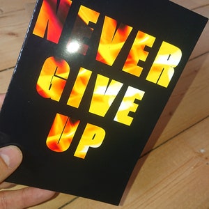 Motivationskarte "NEVER GIVE UP" – Flammen-Design (13 x 18 cm)