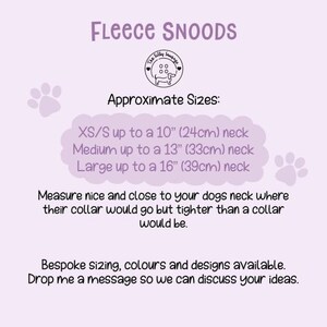 Może przedstawiać: R&oacute;żowo-biała grafika z tekstem "Fleece Snoods" i "Przybliżone rozmiary:" po kt&oacute;rym następuje lista rozmiar&oacute;w komin&oacute;w dla ps&oacute;w w calach i centymetrach. Grafika zawiera r&oacute;wnież tekst "Zmierz dokładnie i blisko szyi psa, gdzie powinien być kołnierz, ale ciaśniej niż kołnierz." i "Dostępne rozmiary, kolory i wzory na zam&oacute;wienie. Napisz do mnie wiadomość, abyśmy mogli om&oacute;wić Twoje pomysły."