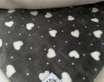 Graue Herzen Alberne Wurst Fleece Kuscheldecke Sack Decke Hunde Katzen Haustiere Grau Creme Weiß