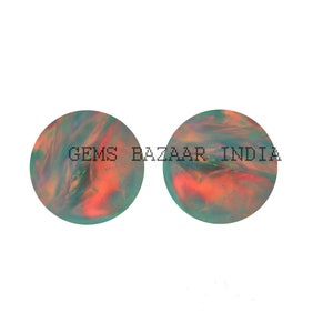 Puede incluir: Dos cabujones redondos e iridiscentes con un patrón de remolino de verde, azul y naranja. Los cabujones son lisos y pulidos. El texto "GEMS BAZAAR INDIA" está impreso en negro en el centro de la imagen.