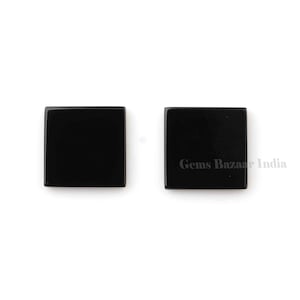 Puede incluir: Dos cabujones de ónix negros de forma cuadrada. Gems Bazaar India.