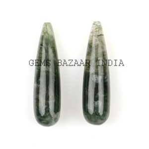 Op de afbeelding: Twee groene en witte agaat druppelvormige hangers. De hangers zijn glad en gepolijst. GEMS BAZAAR INDIA is gedrukt op de witte achtergrond.