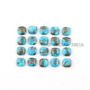 Puede incluir: Una colección de 16 cabujones de turquesa con forma cuadrada y color azul claro. Las piedras tienen un aspecto natural y rústico con una inclusión de pirita de color plateado.