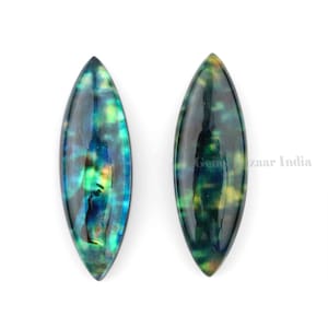 Pode incluir: Duas pedras preciosas em cabochão de forma marquesa, de cor verde e azul iridescente. As pedras têm um padrão de mármore e um acabamento brilhante.