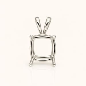 Può includere: Un castone per ciondolo color argento con design quadrato. Il castone ha quattro griffe ad ogni angolo e un anello nella parte superiore per una catena. Progettato per contenere una gemma quadrata.