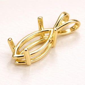 Op de afbeelding: Een goudkleurige hangerzetting, ontworpen om een marquise-geslepen edelsteen te bevatten. De zetting heeft een reeks parallelle staven en klauwen om de steen vast te zetten. De bale is een lus voor een ketting.