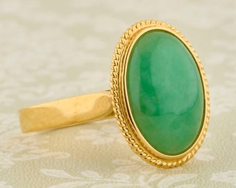 18ct Gold Large Oval Jade Ring. Size UK N / US 6.5