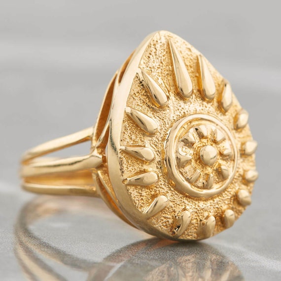 Second Hand 18ct Gold Embossed Shield Ring Pre Owned 18k Gold Shield Shaped Dress Ring Embossed With Sun like Design Etsy