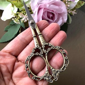 Forbici da ricamo con volute floreali, forbici da trapuntatura in stile antico in rame, regalo di ricamo bello e unico