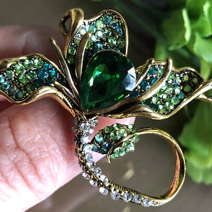 Groene kristallen strass bloemen broche: sieraden in vintage stijl
