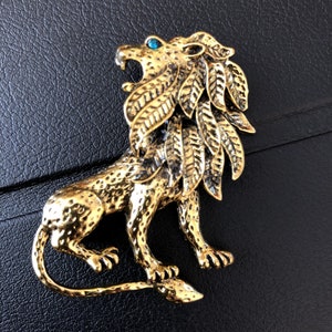 Lion king brooch pin, Vintage style gold brooch, Costume Jewelry for Men or Women, Animal jewellery, Friend gift