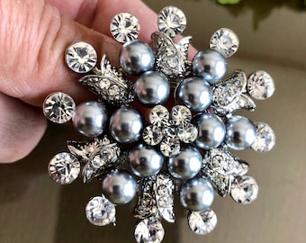 Broche épingle ou pendentif, broche perle grise, bijoux en perles