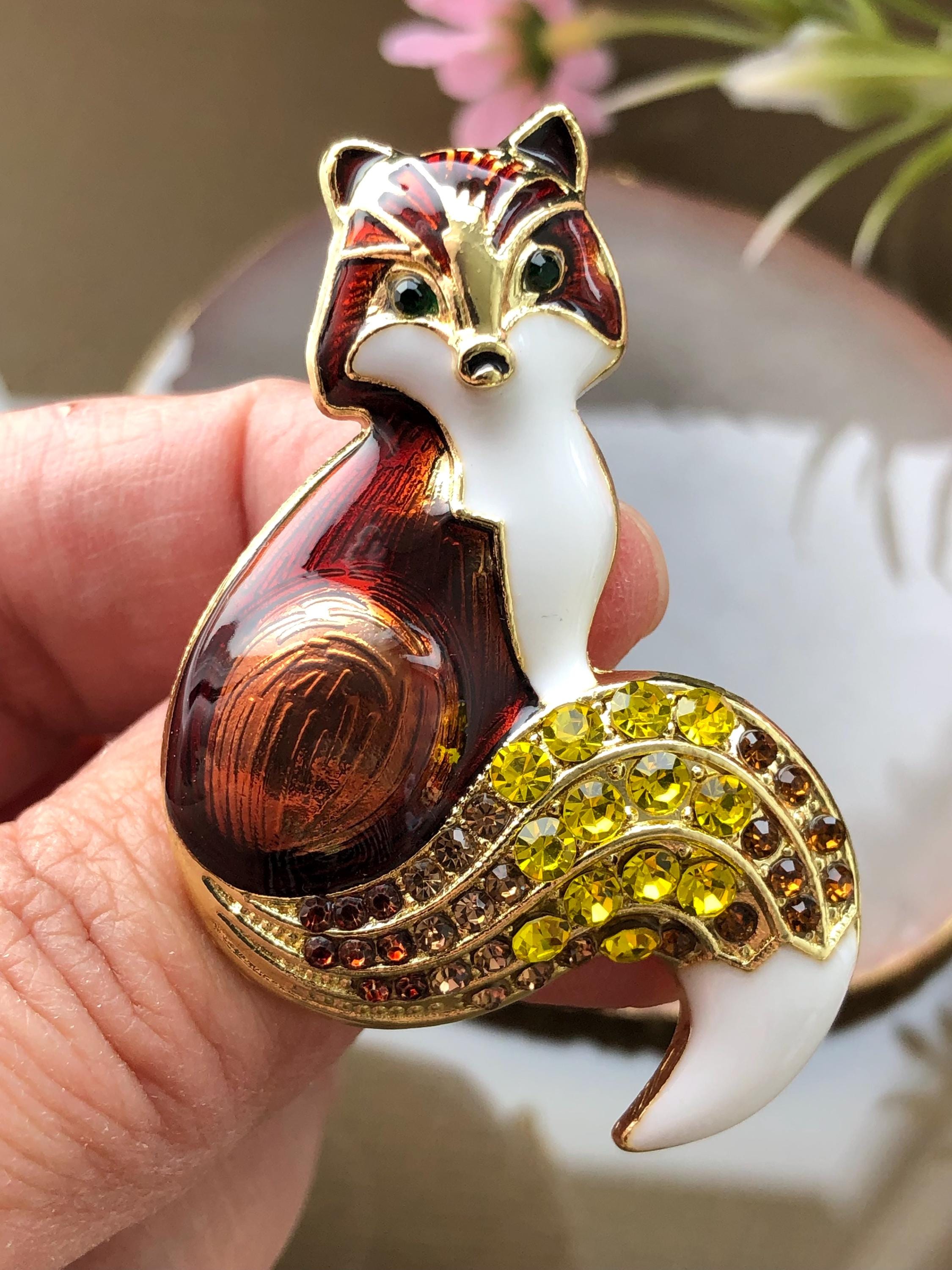 Spilla in oro giallo 18 karati con smalti e diamante - Italia anni '60