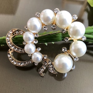 Vintage Style Pearl Rhinestone Brooch Pin