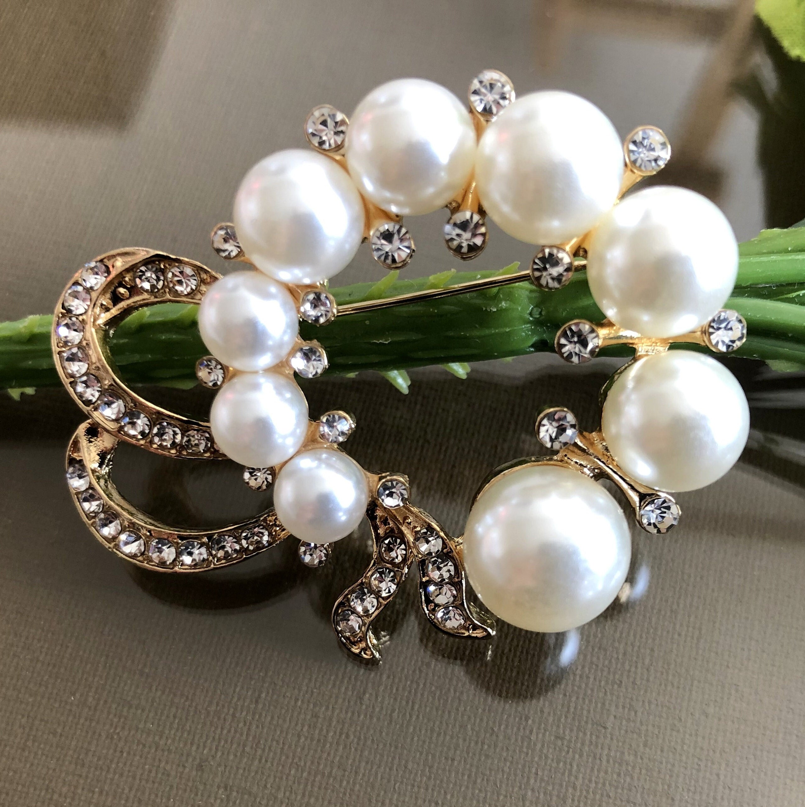 Broche Vintage En Métal Doré Avec Perle Et Strass Violet - Occasion Très Bon État