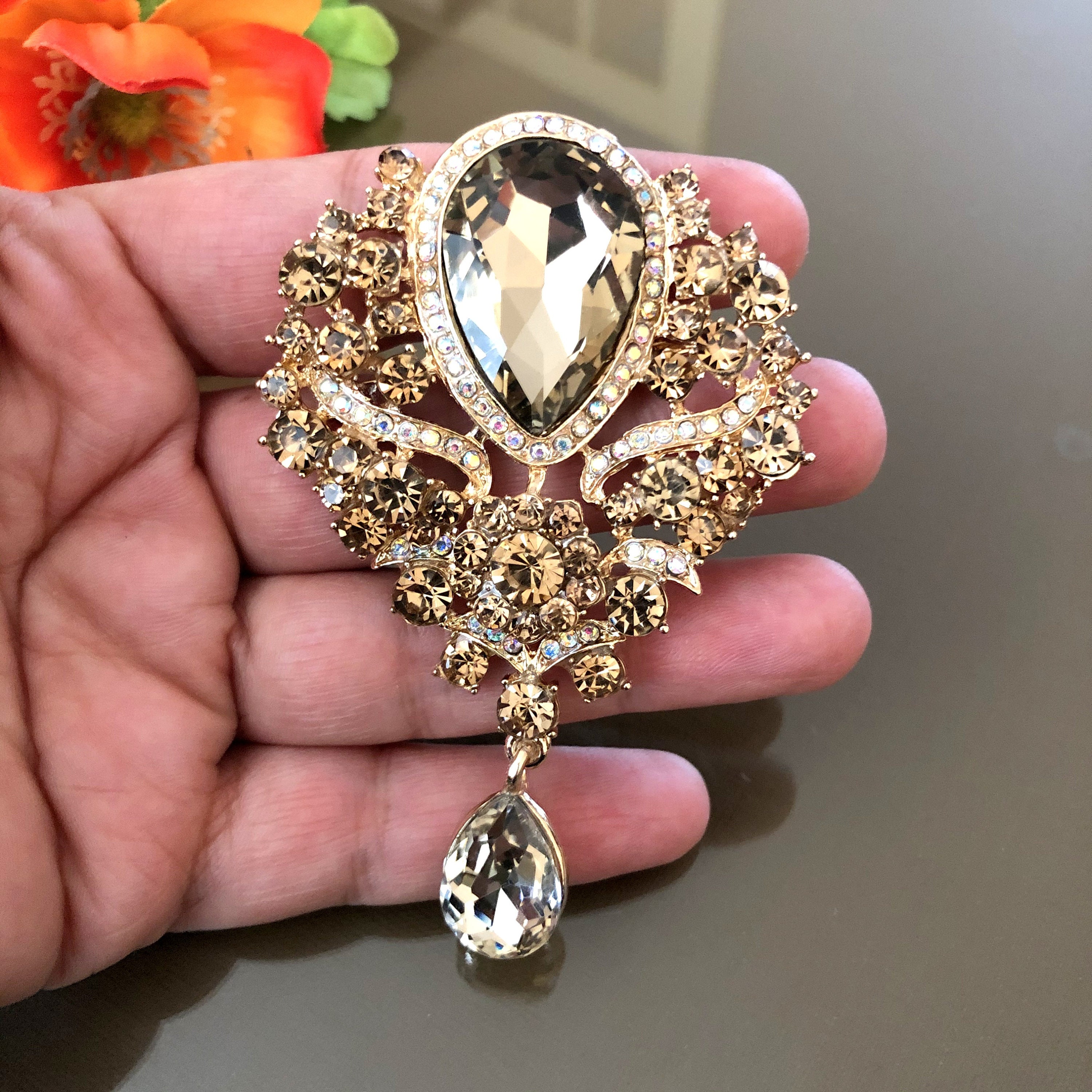 Spilla Vintage A Slitta Con Cristalli E Strass – In Scatola Regalo – Multicolore